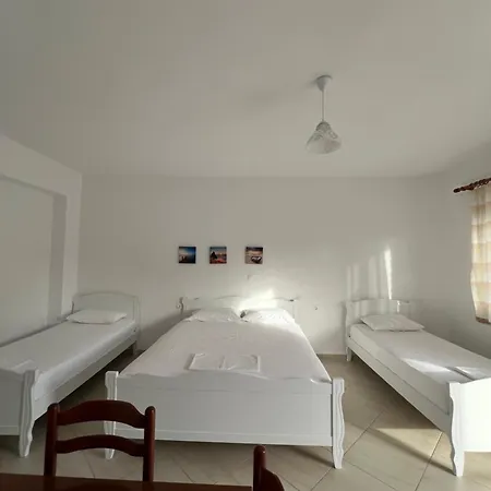 ゲストハウス Butrinti クサミル